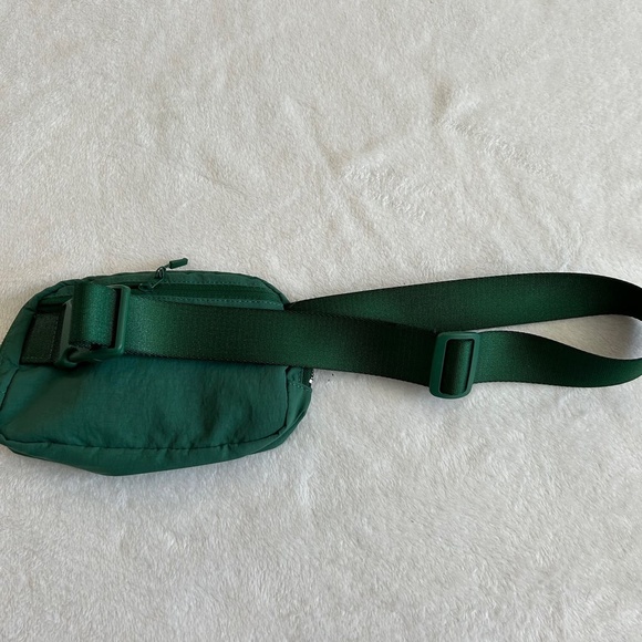 Lululemon Everywhere Belt Bag Everglade Green (First Release) - Picture 4 of 6